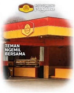 Outlet Roti Gembung Panglima berwarna merah dan kuning dengan tulisan Teman Ngemil Bersama.